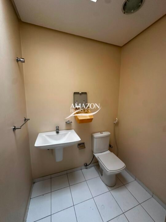 CLÍNICA/PONTO COMERCIAL 350m2 LOCALIZADO NO BAIRRO ADRIANÓPOLIS - DISPONÍVEL PARA LOCAÇÃO