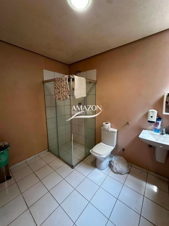 CLÍNICA/PONTO COMERCIAL 350m2 LOCALIZADO NO BAIRRO ADRIANÓPOLIS - DISPONÍVEL PARA LOCAÇÃO