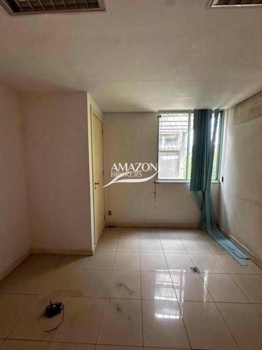 CLÍNICA/PONTO COMERCIAL 350m2 LOCALIZADO NO BAIRRO ADRIANÓPOLIS - DISPONÍVEL PARA LOCAÇÃO