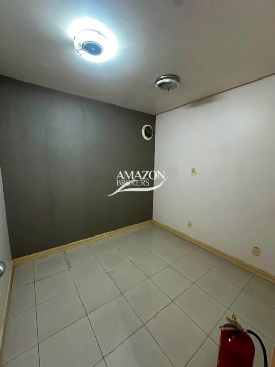 CLÍNICA/PONTO COMERCIAL 350m2 LOCALIZADO NO BAIRRO ADRIANÓPOLIS - DISPONÍVEL PARA LOCAÇÃO