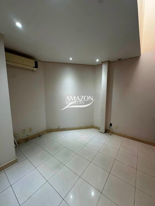CLÍNICA/PONTO COMERCIAL 350m2 LOCALIZADO NO BAIRRO ADRIANÓPOLIS - DISPONÍVEL PARA LOCAÇÃO