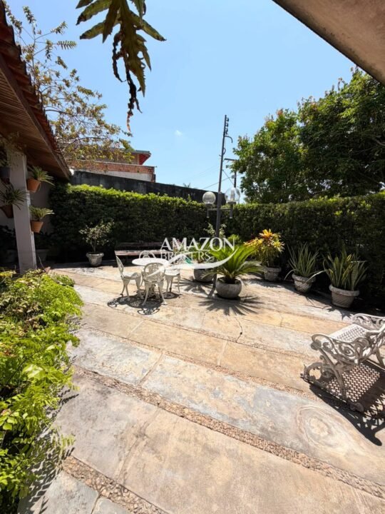 CASA TÉRREA 360m2 NO PARQUE 10 - DISPONÍVEL PARA VENDA