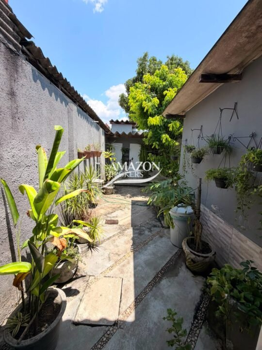 CASA TÉRREA 360m2 NO PARQUE 10 - DISPONÍVEL PARA VENDA
