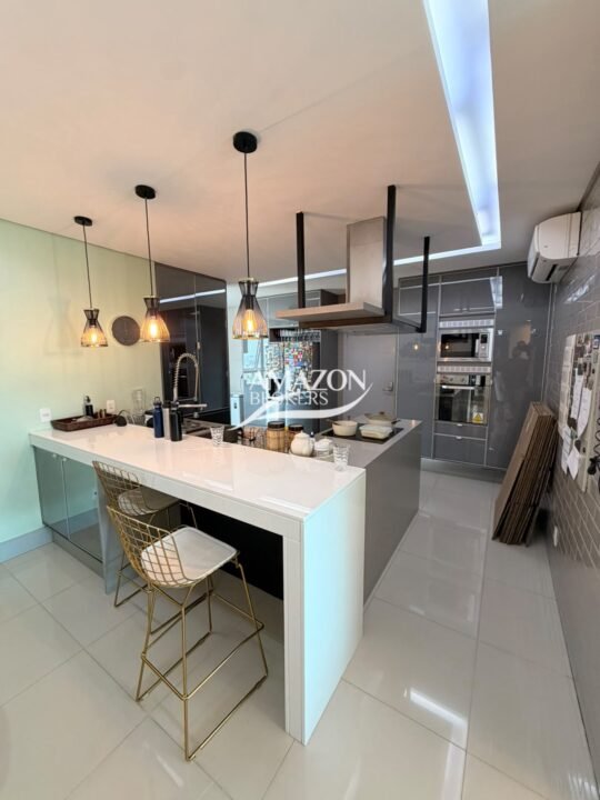 PRIVILEGE CLUB RESIDENCE, ADRIANÓPOLIS - APARTAMENTO 215 m2 MOBILIADO - DISPONÍVEL PARA LOCAÇÃO